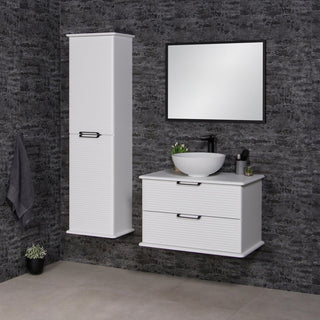 LIBRA vonios baldų komplektas su pakabinama spintele, praustuvu ir veidrodžiu tamsiame interjere.