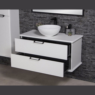 Libra balta vonios spintele su dviem atidarytais stalciais ir keraminiu praustuvu.