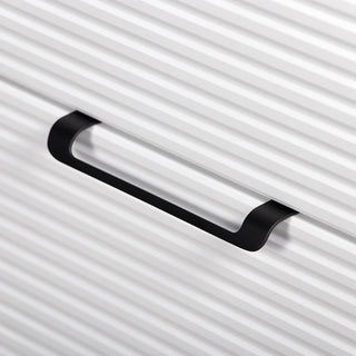 Juoda metaline rankenele ant baltos Libra vonios spinteles fasado is arti.