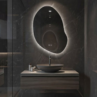Asimetrinis LED veidrodis moderniame vonios kambaryje su pakabinama spintele ir praustuvu
