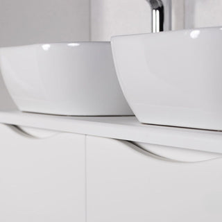 Artimas ONDA spintelės su dviem praustuvais vaizdas, pabrėžiantis stalviršio ir praustuvo linijas