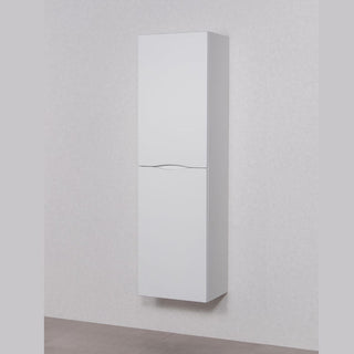 Balta pakabinama ONDA vonios lentyna su dviem durelėmis minimalistiniame interjere