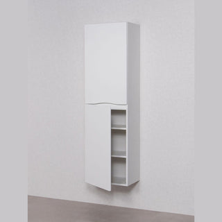 Balta ONDA vonios spintelė su atidarytomis apatinėmis durelėmis ir vidaus lentynomis