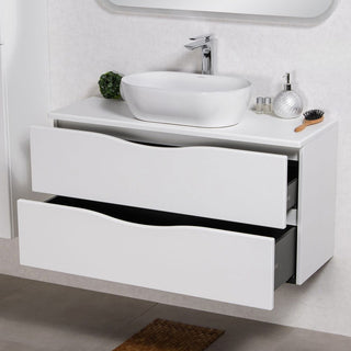 Balta ONDA vonios spintelė su atidarytais stalčiais ir praustuvu ant stalviršio