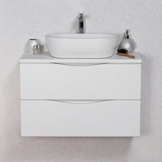 Balta ONDA 80 cm vonios spintelė su praustuvu, matoma iš priekio ant sienos