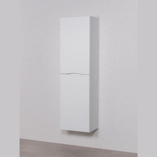 Balta pakabinama ONDA vonios spintelė su dviem durelėmis ir minimalistiniu dizainu