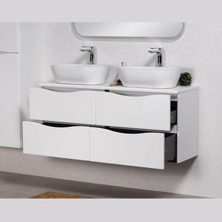 ONDA 120 cm balta spintelė su dviem praustuvais ir atidarytais stalčiais moderniame interjere