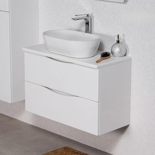 Moderni ONDA vonios spintelė su praustuvu ir minimalistiniu dizainu, matoma iš šono