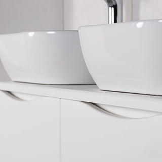 Onda vonios spintelės praustuvo ir stalviršio detalės artimas vaizdas