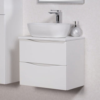 Balta Onda vonios spintelė su praustuvu, matoma iš šono