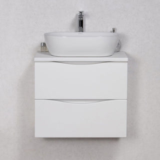 Balta pakabinama Onda 60 cm vonios spintelė su praustuvu, matoma iš priekio