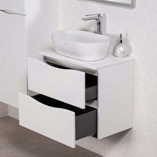 Balta Onda vonios spintelė su dviem atidarytais stalčiais ir praustuvu ant stalviršio