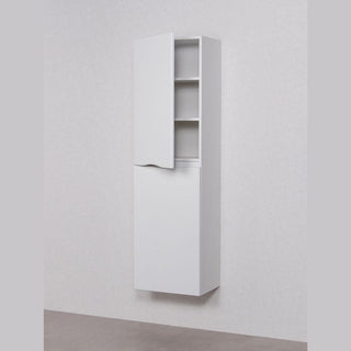 Balta ONDA spintelė su atidarytomis viršutinėmis durelėmis ir matomomis lentynomis