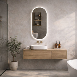 Ovalus LED veidrodis vonios kambaryje virs praustuvo su integruotu apsvietimu ir minimalistiniu dizainu