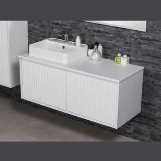 TRETTO 120 cm balta vonios spintelė su plačiu stalviršiu ir praustuvu, modernus minimalistinis dizainas.