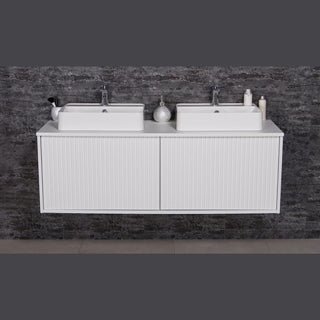 TRETTO 140 cm balta vonios spintelė su dviem praustuvais – modernus minimalistinis dizainas tamsiame interjere.