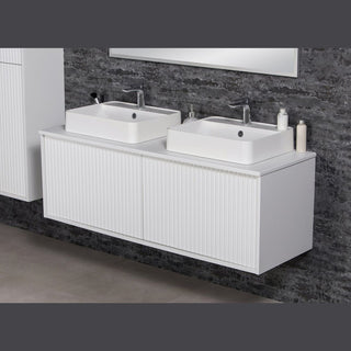 TRETTO 140 cm moderni spintelė su dviem baltomis kriauklėmis ir švaraus dizaino stalviršiu.