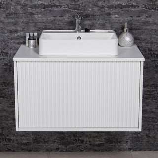 TRETTO 80 cm pakabinama balta spintelė su praustuvu prieš tamsią sieną.