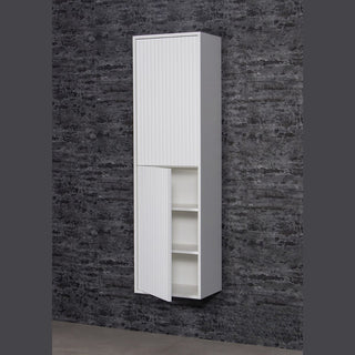 TRETTO balta pakabinama lentyna su atidaryta apatine dalimi ir matomomis lentynomis.