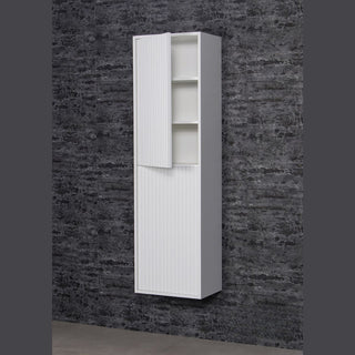 TRETTO balta aukšta vonios lentyna su atidarytomis durelėmis ir matomomis lentynomis.