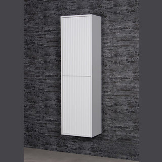 TRETTO aukšta balta vonios lentyna su uždarytomis durelėmis – modernus ir švarus dizainas.