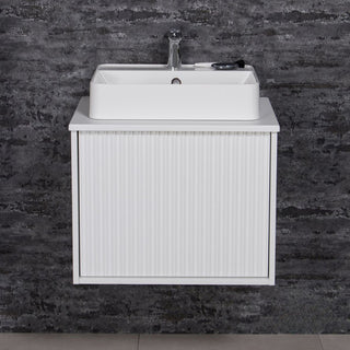 Balta TRETTO 60 cm pakabinama vonios spintelė su praustuvu prie tamsios sienos.