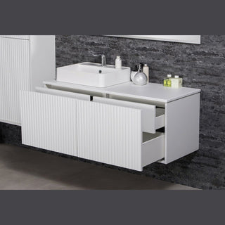 Balta TRETTO 120 cm vonios spintelė su dviem atidarytais stalčiais ir praustuvu viršuje.