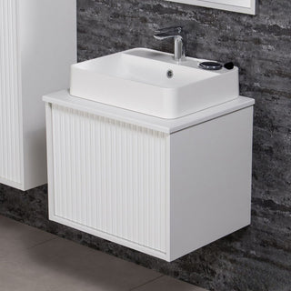 Kompaktiška TRETTO balta vonios spintelė su praustuvu moderniame vonios kambaryje.