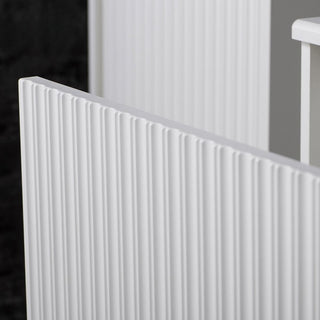 Baltos TRETTO spintelės vertikalus 3D frezuotas fasadas iš arti.