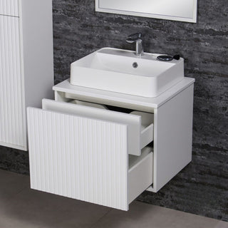 TRETTO balta vonios spintelė su atidarytais dviem stalčiais ir praustuvu viršuje.