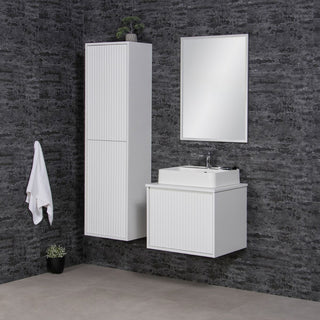 TRETTO vonios baldų komplektas – balta spintelė su praustuvu ir aukšta spinta prie tamsios sienos.
