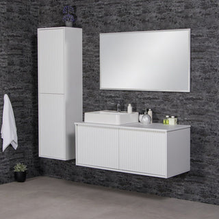 TRETTO 120 cm vonios baldų komplektas – balta spintelė su praustuvu, aukšta spinta ir veidrodis tamsiame interjere.