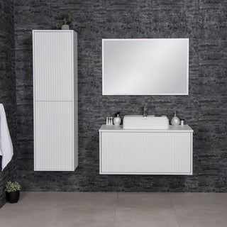 TRETTO vonios baldų komplektas – balta 100 cm spintelė su praustuvu, veidrodžiu ir aukšta spintele moderniame interjere.