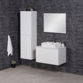 TRETTO vonios baldų komplektas – spintelė su praustuvu, aukšta spinta ir veidrodis moderniame interjere.