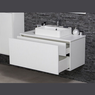 TRETTO balta 100 cm vonios spintelė su dviem atidarytais stalčiais ir praustuvu viršuje.