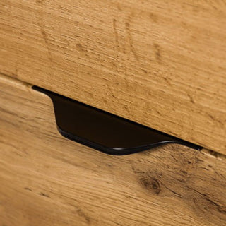 VICTA lentynos juodos rankenėlės artimas vaizdas ant natūralaus ąžuolo apdailos.