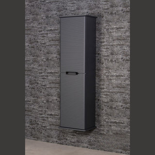 Uždaryta antracito spalvos vonios lentyna LIBRA su horizontaliais grioveliais ir juoda rankenėle.