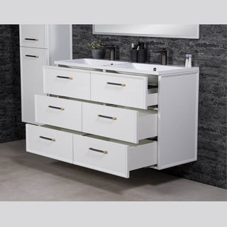 Balta 120 cm vonios spintele su dviguba kriaukle ir atidarytais sesiais stalciais, parodyta talpi laikymo sistema