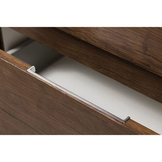 Metaline integruota rankena vonios spinteles stalciuje Elegant Wood kolekcijoje