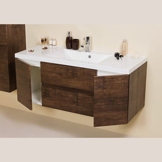 Pakabinama vonios spintele su atidarytomis durelemis ir erdvia laikymo vieta