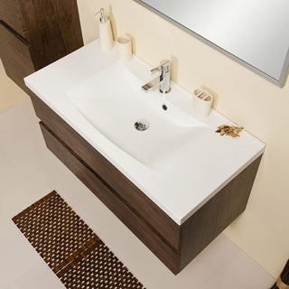 Modernus dolomito praustuvas ant antikvarines medienos spalvos vonios spinteles