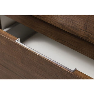 Integruota metaline rankena medines vonios spinteles stalciuje Elegante modelyje