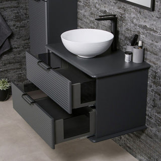 Atidaryti stalčiai antracito spalvos vonios spintelėje LIBRA su baltu praustuvu.