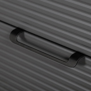 Juodos rankenėlės stambus planas ant antracito spalvos vonios spintelės LIBRA fasado.